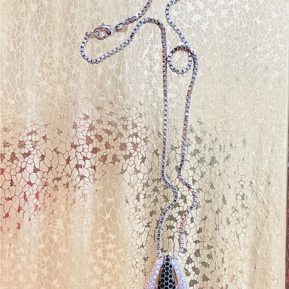 Gorgeous and elegant cubic zirconia 2 tone oave pendant with box link chain - Picture 7 of 8